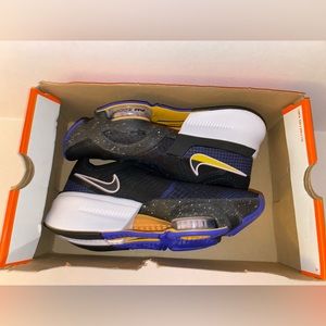 W Nike Air Zoom superrep 3 

Size 8

Black purple and gold